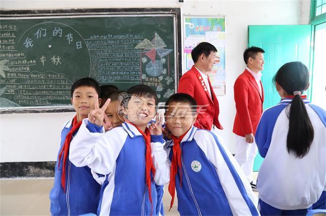 與智者為伍，與善者同行—左右手創(chuàng)始人南雄助學(xué)之行