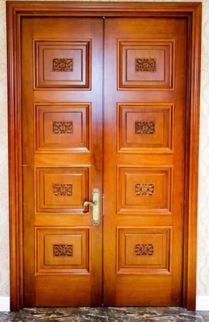 煙臺(tái)實(shí)木門(mén)安裝：實(shí)木門(mén)是什么材質(zhì)做成的？