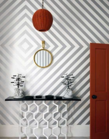 成都實(shí)木門(mén)安裝：紅色實(shí)木門(mén)和窗邊踢腳線!