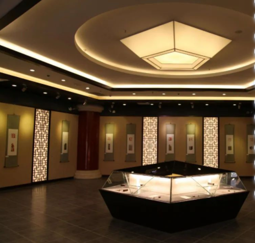 客廳立式展示柜，現(xiàn)代中式展示柜該如何設(shè)計(jì)？