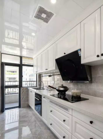 廚房裝修工程：廚房裝什么窗簾比較好打理？