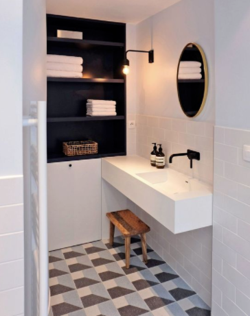 家庭收納技巧：衛(wèi)生間并非得裝浴室柜，需要收納裝塊隔板就好了