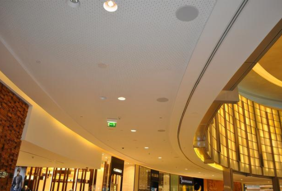 鋁扣板吊頂批發(fā)價(jià)格：硅酸鈣板吊頂好還是鋁扣板吊頂好？