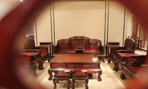 木制家具展柜：木制家具與鋁制家具 看哪個(gè)更適合你？