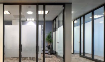 浴室磨砂玻璃隔斷：玻璃隔斷有什么優(yōu)點？玻璃隔斷安全系數(shù)高不高？