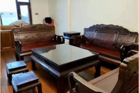 紅木的種類知識(shí)：紅木茶幾上需要放玻璃嗎？