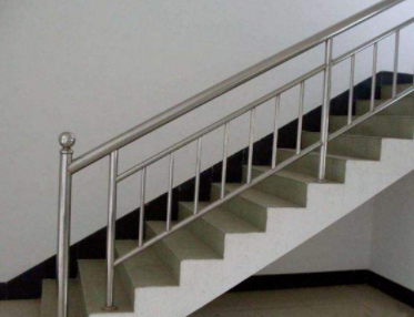 不銹鋼樓梯扶手圖片：自建房樓梯扶手用不銹鋼還是實(shí)木好？