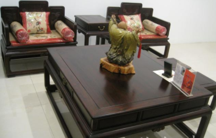 沙發(fā)清洗維修：大紅酸枝素面沙發(fā)，客廳家具不將就