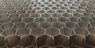 木紋鋁扣板廠家：網紅蜂窩鋁大板能否取代傳統(tǒng)鋁扣板？