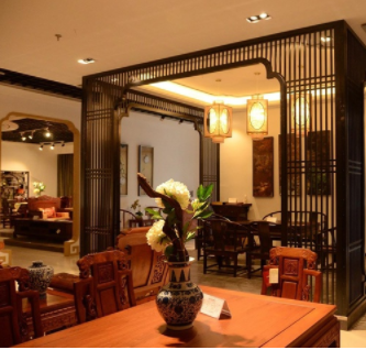 紅木家俱知識(shí)：客廳里紅木家具配什么樣的燈好？