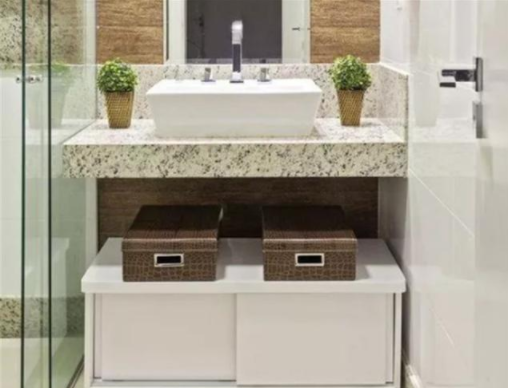 歐式實木浴室柜：衛(wèi)生間別裝浴室柜了！換成一塊板+移動立柜，收納靈活還省地兒