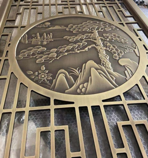 木工手工雕刻：玄關(guān)屏風(fēng)設(shè)計 銅藝雕刻屏風(fēng)色彩相比
