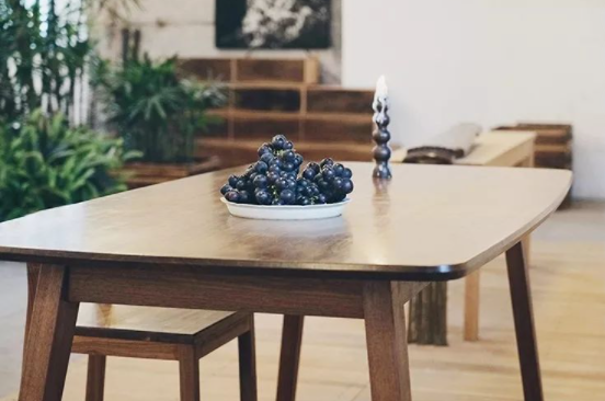 山東實(shí)木家具價格：實(shí)木家具保養(yǎng)是用油好還是蠟好？