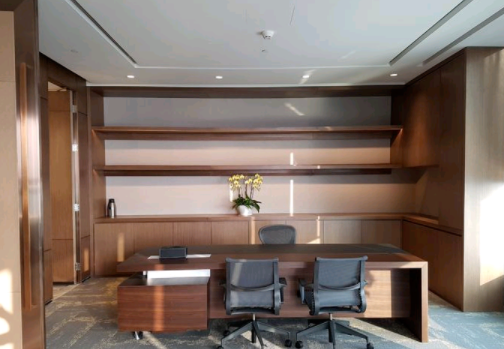 歐式定做衣柜：木制衣柜如何選購好?松木衣柜和實(shí)木衣柜哪個(gè)好?