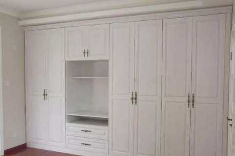 整體衣柜加盟：木工打制衣柜和定制衣柜哪個(gè)貴？