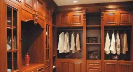 實(shí)木家具衣柜：臥室裝修建議定制實(shí)木衣柜，實(shí)木衣柜優(yōu)點(diǎn)真是很多！