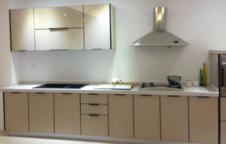 小廚房裝修設計：為何裝修廚房時很多人櫥柜選擇使用瓷磚櫥柜？