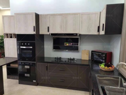 沈陽(yáng)實(shí)木整體櫥柜：全鋁櫥柜和實(shí)木櫥柜相比，它的優(yōu)勢(shì)究竟在哪呢？