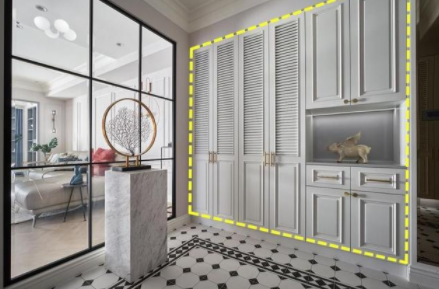 衣帽間裝修設(shè)計(jì)：玄關(guān)中間放吧臺(tái)，配上頂柜后，儲(chǔ)物效果堪比衣帽間