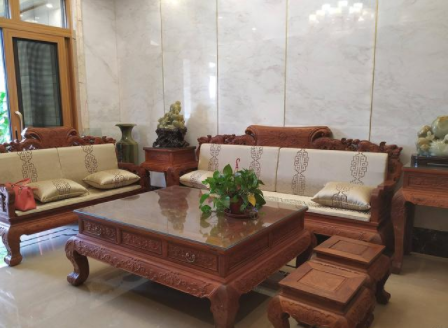 紅木家具款式知識：玉石與紅木的碰撞，相得益彰的家