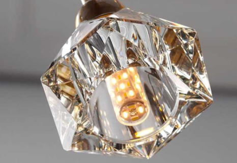 家裝案例知識：家裝客廳吊燈選什么材質(zhì)的好呢？