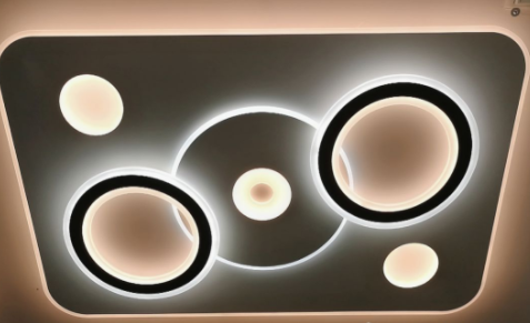 家裝現(xiàn)代簡約風(fēng)格：現(xiàn)代風(fēng)格的裝修吸頂燈好還是吊燈好？