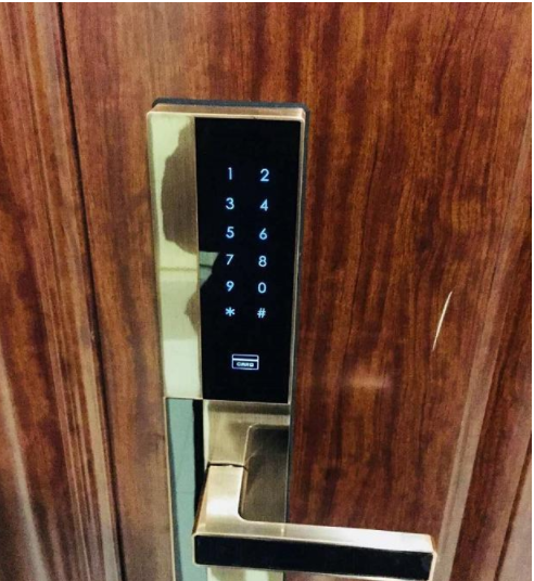 【時尚家居裝修設(shè)計】淺談家居裝修，智能鎖與機(jī)械鎖不得不說的爭執(zhí)