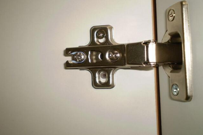【鉸鏈配件安裝】衣柜鉸鏈安裝的步驟是什么？