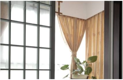 【定制隔熱窗簾】陽(yáng)臺(tái)裝窗紗窗簾還是窗簾遮陽(yáng)布好？