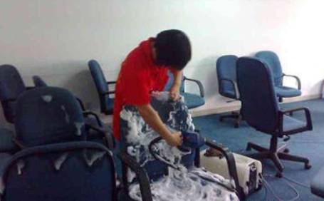 【折疊椅子爆炸】如何深層次的清潔椅子呢？椅子爆炸是什么原因造成的？