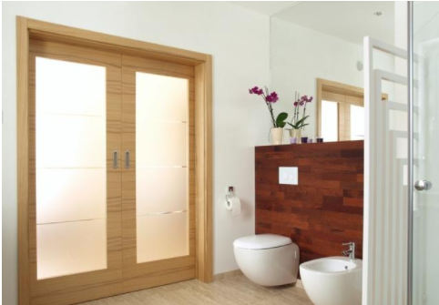 浴室玻璃門安裝：衛(wèi)生間門怎么選？全木門和半玻璃門有何區(qū)別？