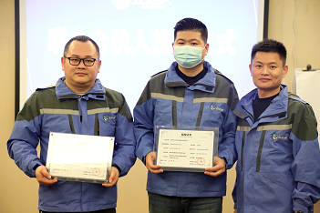 為周總（左），王總（中）頒發(fā)左右手股權(quán)證書